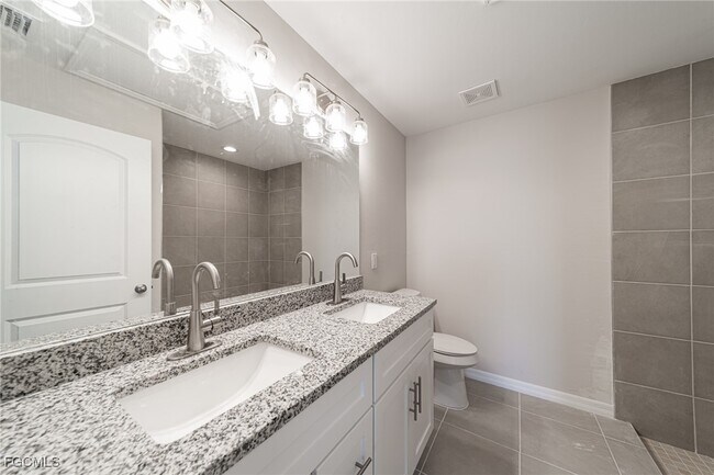 Building Photo - 2122 NW 9th Ave