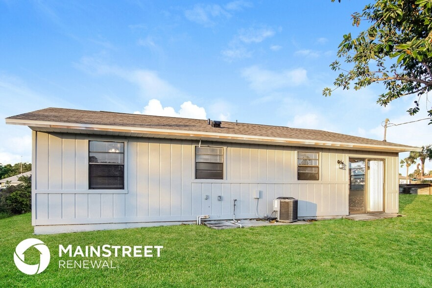 Building Photo - 339 13th Ln SW