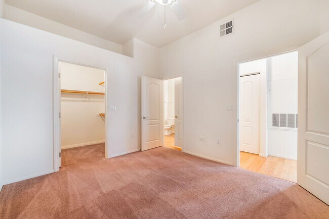 Building Photo - IMMACULATE 2 BEDROOM CONDO IN HENDERSON!