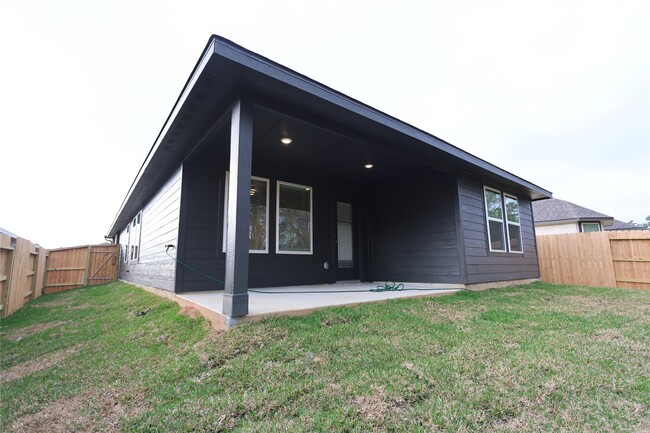 Building Photo - 6686 Lahna Oak Dr