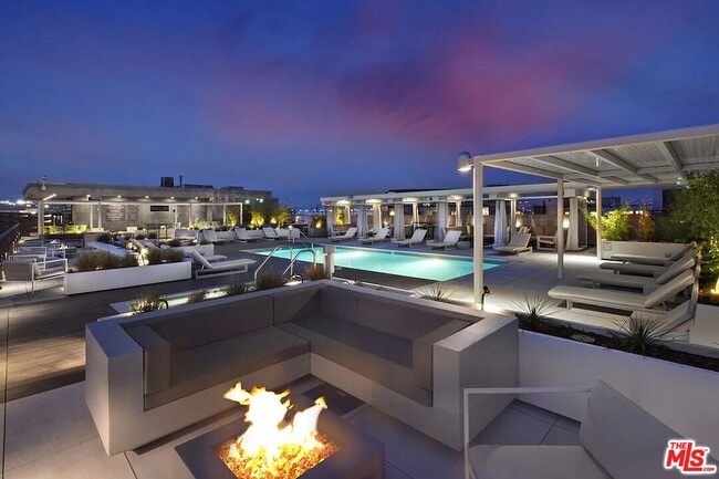 Building Photo - 510 S Hewitt St