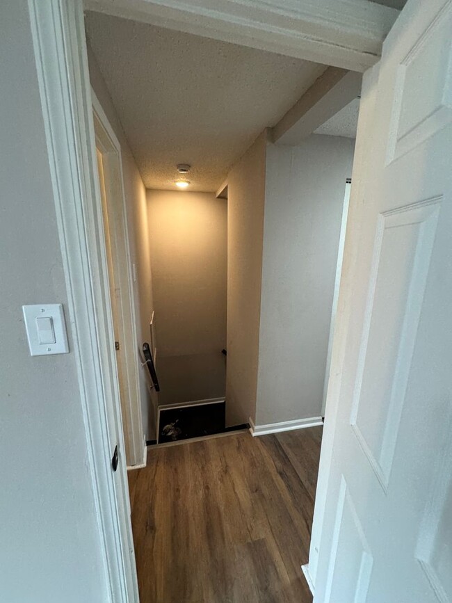 Building Photo - Townhome features 3 bedrooms and 1.5 bathr...