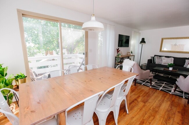 Building Photo - Charming 5-Bedroom Home in Club Crest