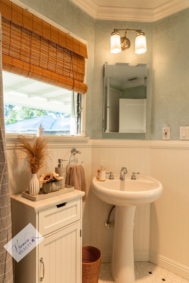 Building Photo - 1121 N Cambridge Ave