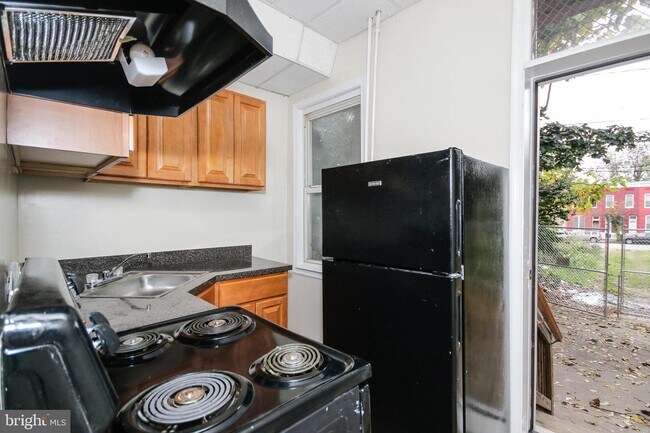 Building Photo - 2420 Greenmount Ave