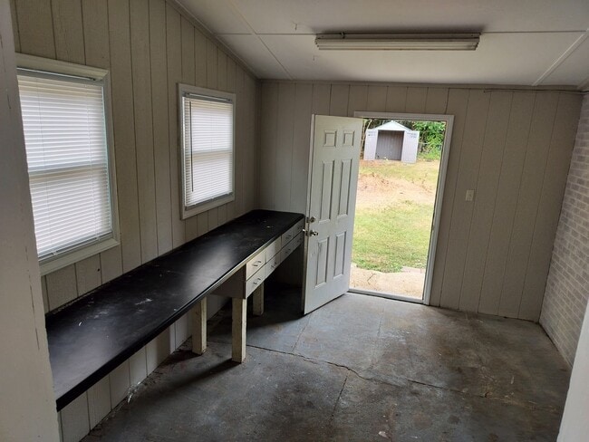 Building Photo - Elbow Room and Workshop
