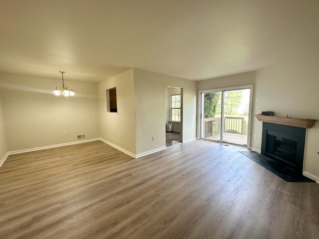 Building Photo - 3 bedrooms, 2.5 bathrooms