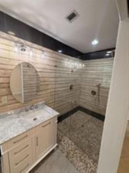 Building Photo - 2018 NE 14th Ct