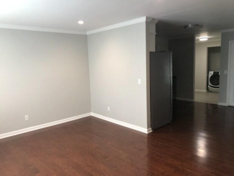Building Photo - 7553 Leemont Dr