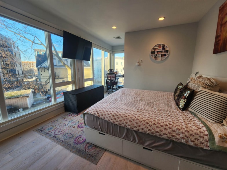 Building Photo - 533 Cambridge St