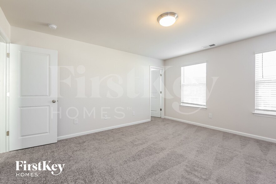 Building Photo - 566 Hillpark Ln