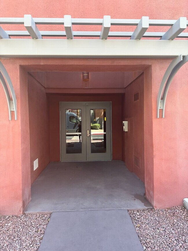 Building Photo - Guard gated Park Ave Condo