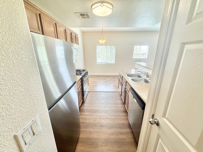 Building Photo - Fully upgraded condo with new flooring, paint, and appliances in Southwest Las Vegas