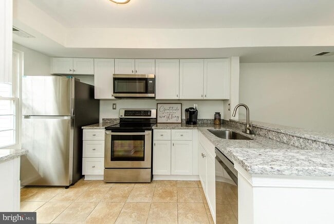 Building Photo - 3300 Lakeside View Dr