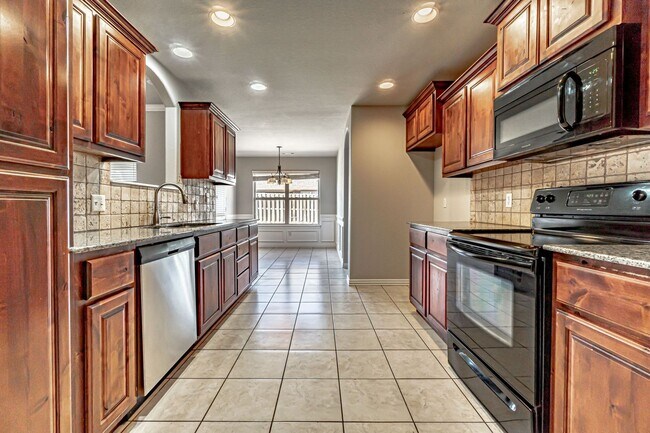 Building Photo - Centerton Family Home!