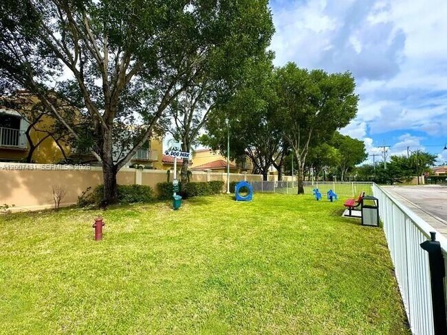 Building Photo - 4041 N Pine Island Rd