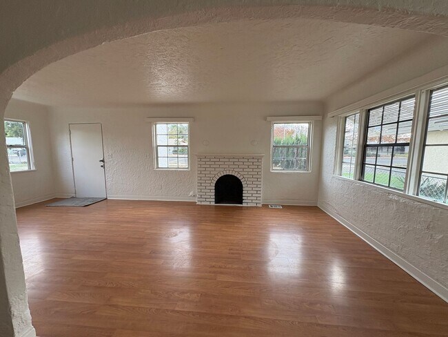 Building Photo - 439 N Santa Fe St