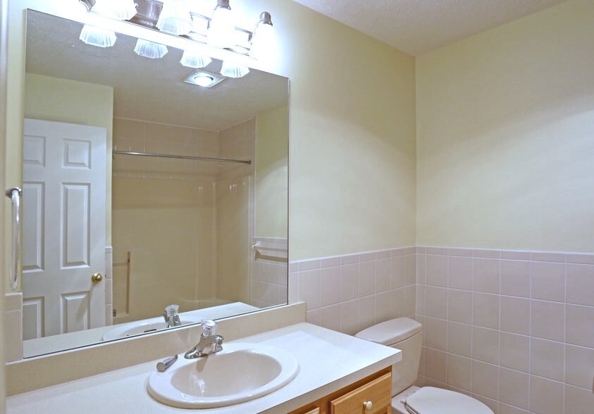One Bedroom - Bathroom with Tub/Shower - New Country Village Apartments
