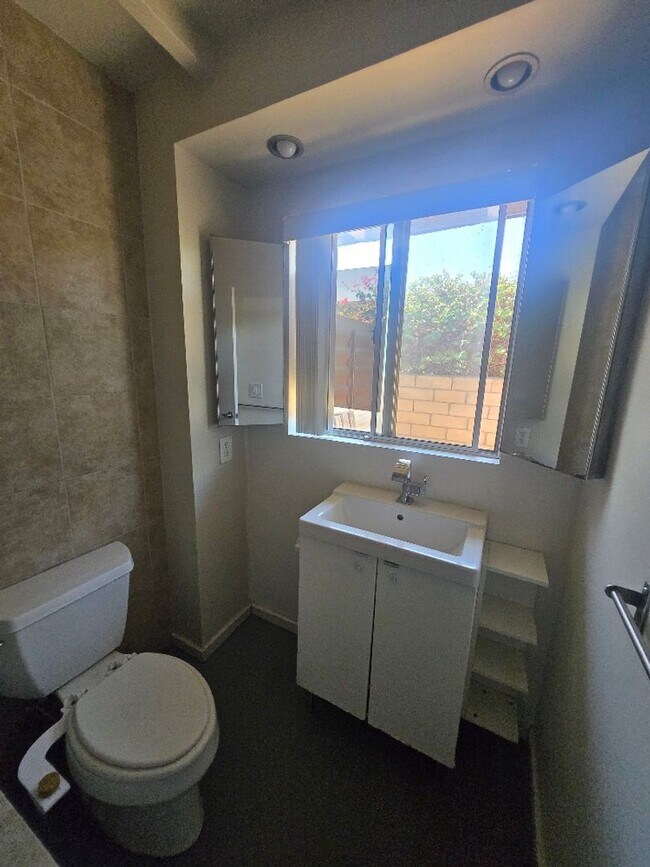 Building Photo - 540 S Mountain View Dr