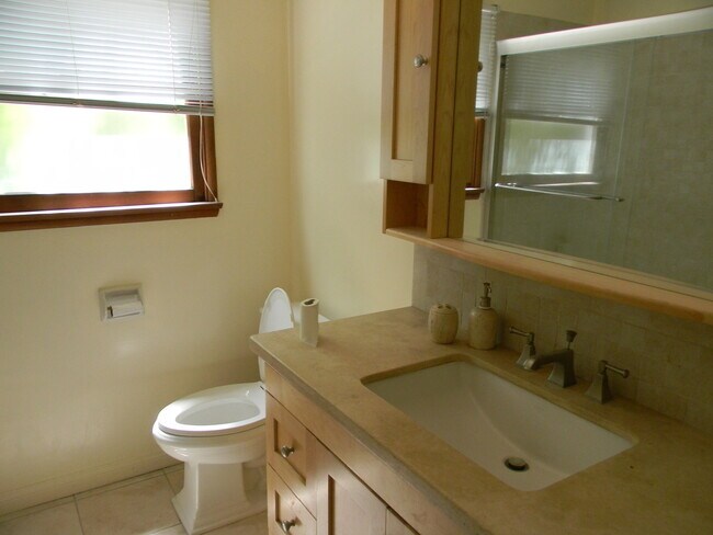 Building Photo - 1202 E Everett Pl