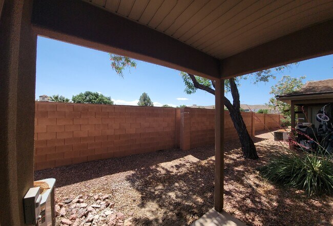Building Photo - Townhome in prime location