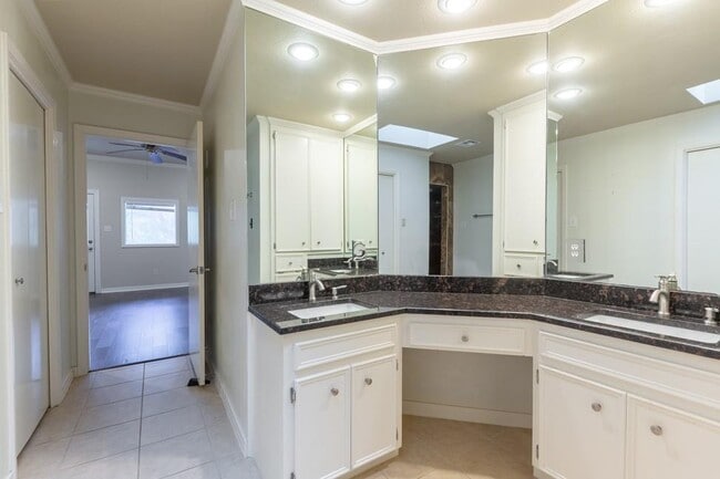 Building Photo - 10907 Legends Ln