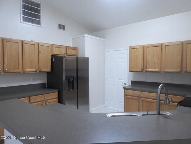 Building Photo - 394 Mott St SW