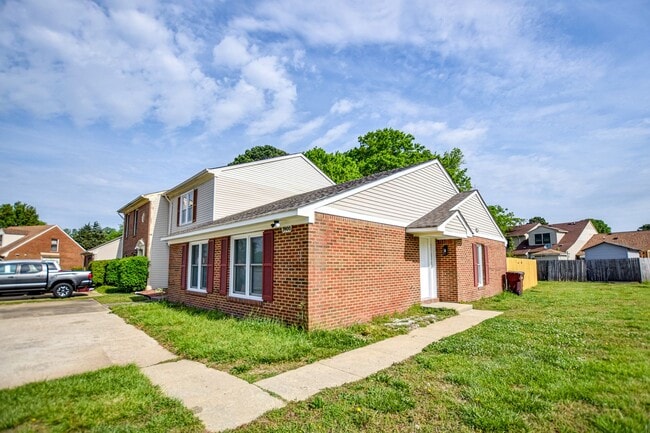 Building Photo - 3900 Raintree Ct