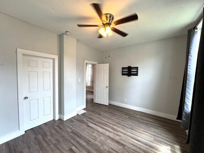 Building Photo - 1242 Cottage Ave