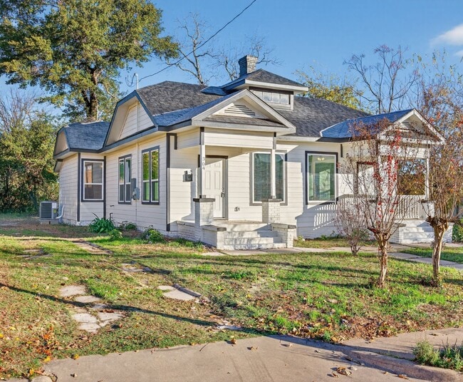 Building Photo - 304 W Vulcan St