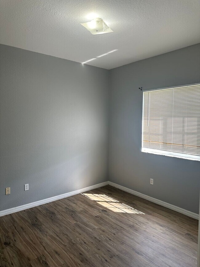 Building Photo - 2 Bedroom 2 Full Bath Townhome in LAKE MAR...