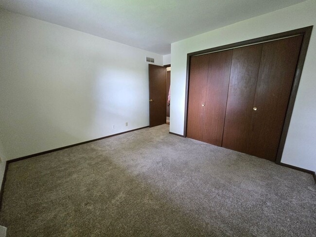 Building Photo - Cute 2-bedroom duplex in Normal!