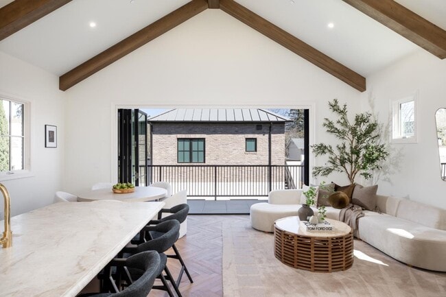 Building Photo - 164 Waverley St