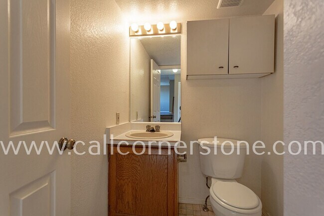 Building Photo - 940 Royal Crown Ln