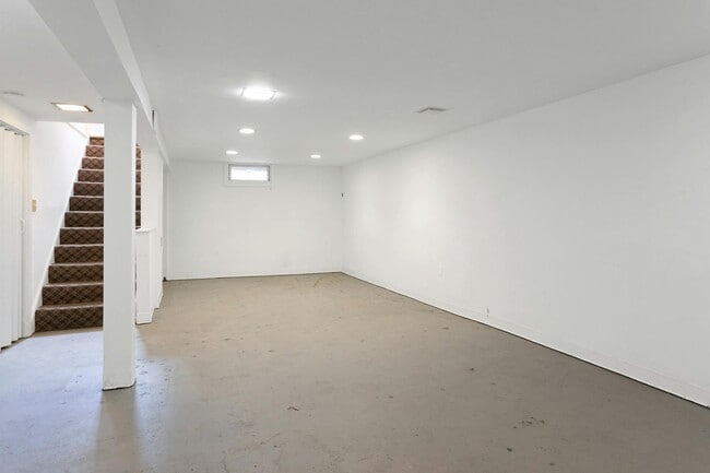 Building Photo - 152 Loftus Cir