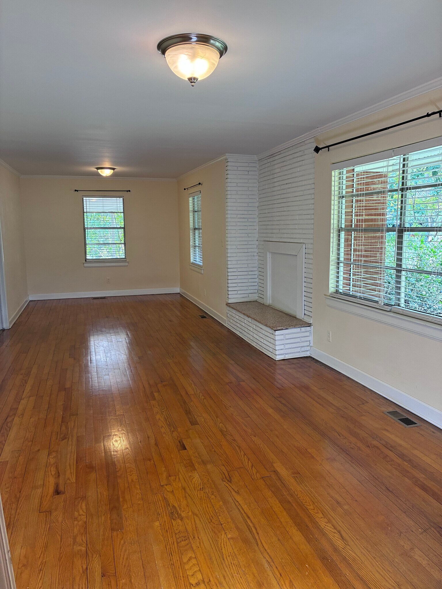 Building Photo - 3649 Pineview Cir