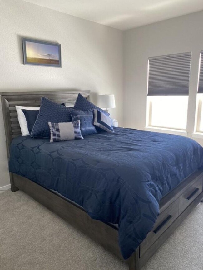 Building Photo - Flying Horse Luxury 4 Bed Townhouse with Mt. Views