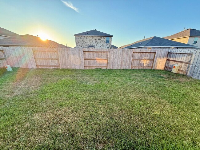 Building Photo - 10914 Silver Canoe Dr