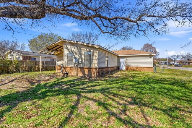 Building Photo - 14614 Seminole Dr