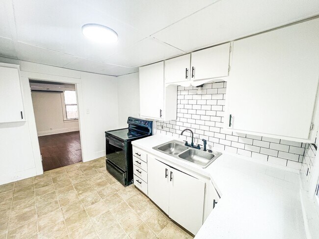 Building Photo - Charming 2 Bed, 1 Bath Home with Modern Kitchen