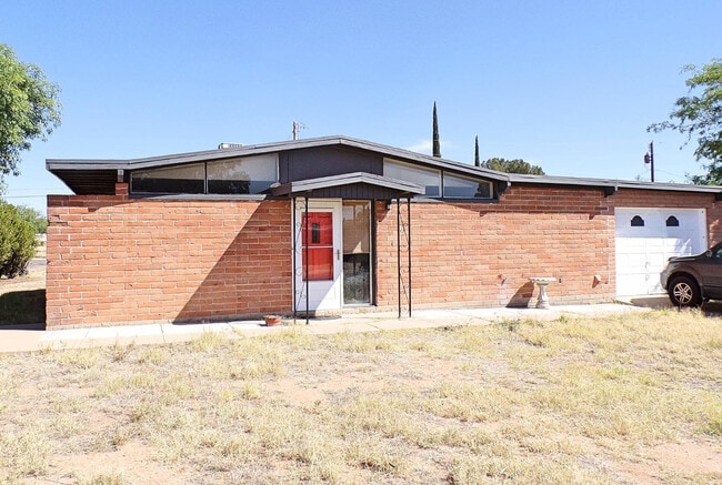 Building Photo - 4501 Pine Tree Dr