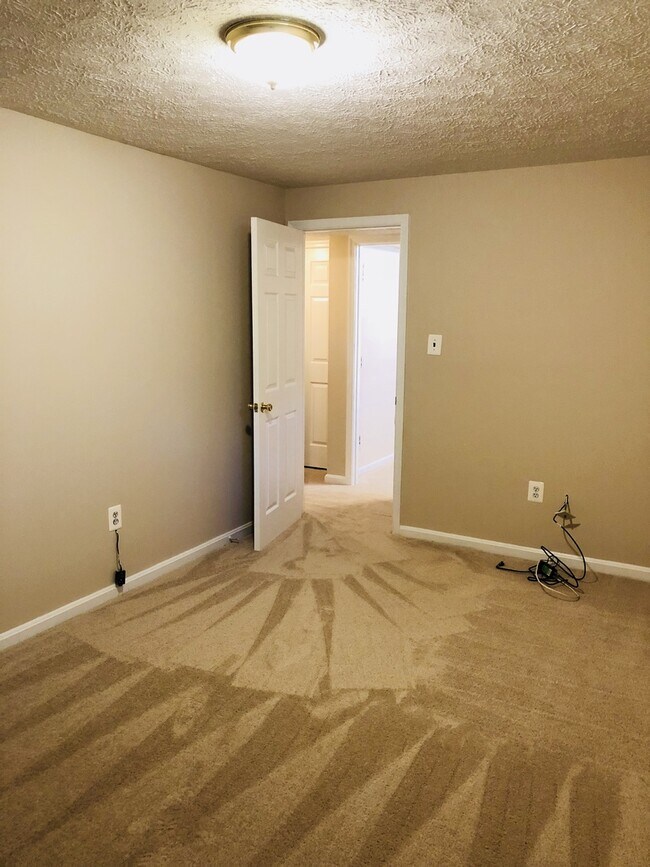 Building Photo - Available NOW!! HOME IN PARK RIDGE