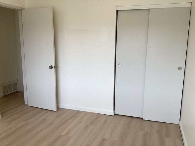 Building Photo - Single Story Updated Pet Friendly Home
