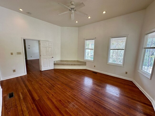 Building Photo - 3 BED | 2 BATH | GATED BACKYARD | THOMAS S...