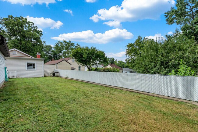 Building Photo - 631 Clover Ln