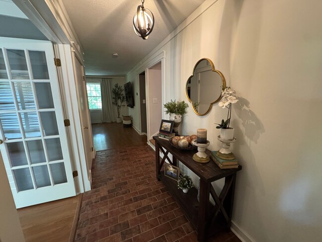 Building Photo - Executive Rental 4 bed 3 bath home in the heart of Country Club