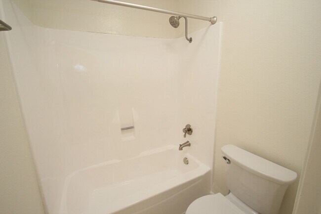 Building Photo - For Rent: Upgraded 3-Bedroom Condo in Todd...