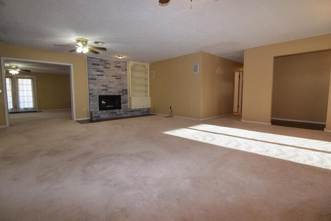 Building Photo - PETS NEGOTIABLE WITH HOMEOWNER APPROVAL!!