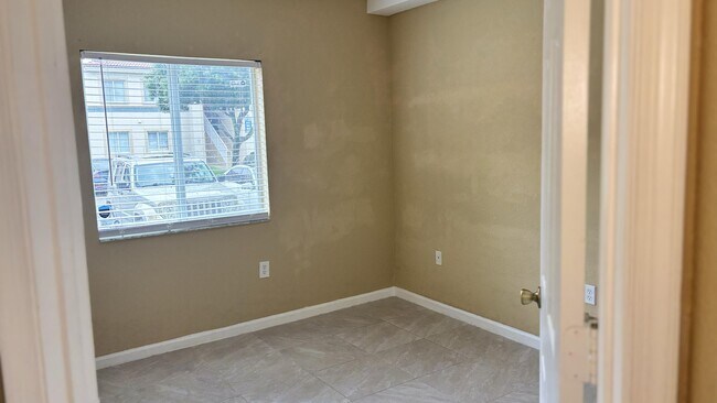Building Photo - 1103 Golden Lakes Blvd