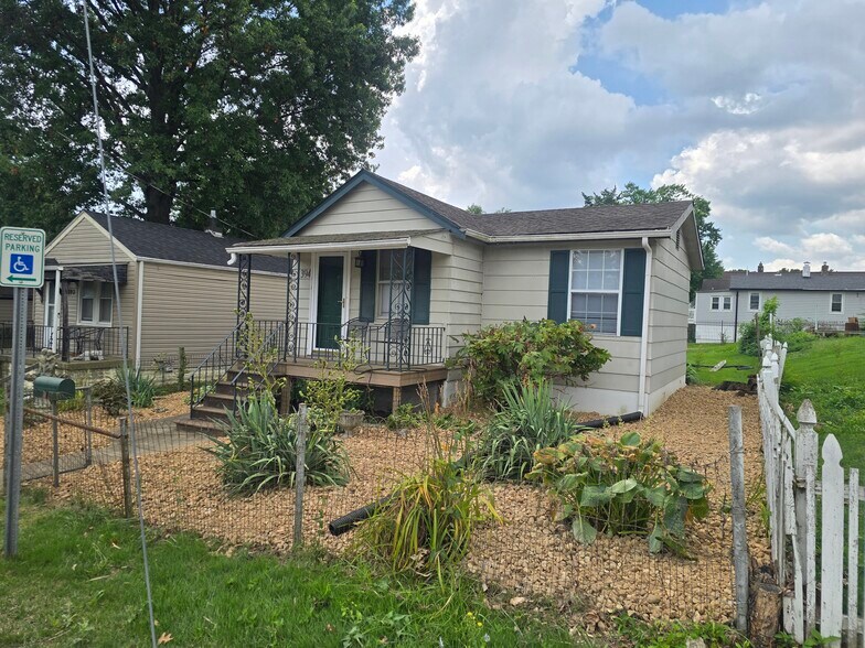 Primary Photo - 394 Orient Ave